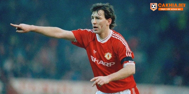 Bryan Robson là tiền vệ xuất sắc nhất Mu với kỷ lục giữ băng đội trưởng lâu nhất