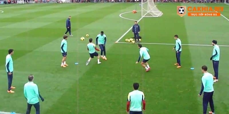 Kiểm soát bóng và chuyền nhanh là yêu cầu bắt buộc đối với lối đá Tiki Taka 